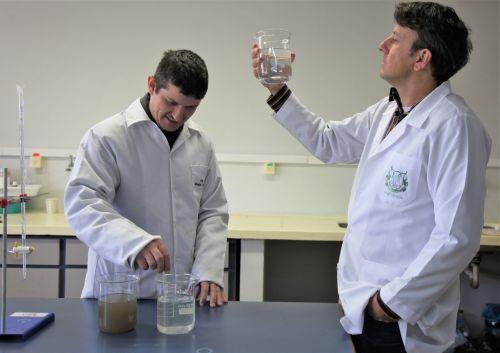 pesquisadores no laboratório