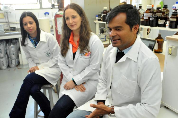 Doutoranda Gabriella Pasqual Melo, professora Alessandra Lourenço Cecchini Armani, do Departamento de Ciências Patológicas, e o pesquisador Rajesh Gandhirajan