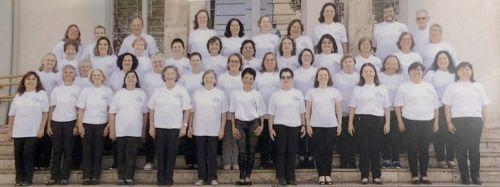turma da UATI reunida na frente da UEPG