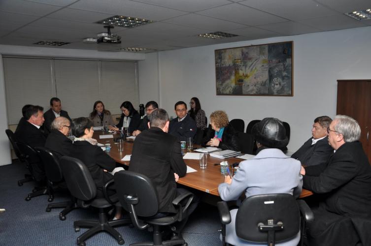 participantes da reunião debatem o tema