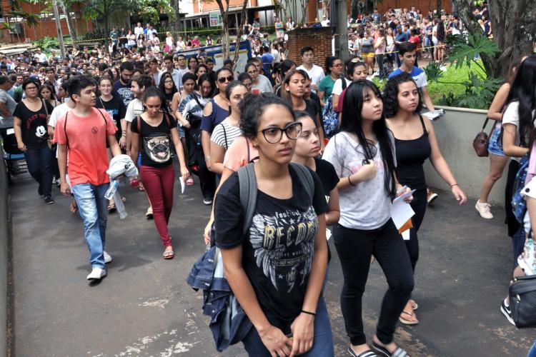 alunos reunidos para prestar o vestibular