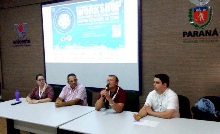 professores apresentam o trabalho na Unioeste