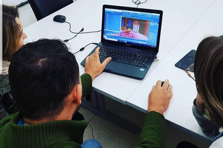 alunos manuseiam computadores