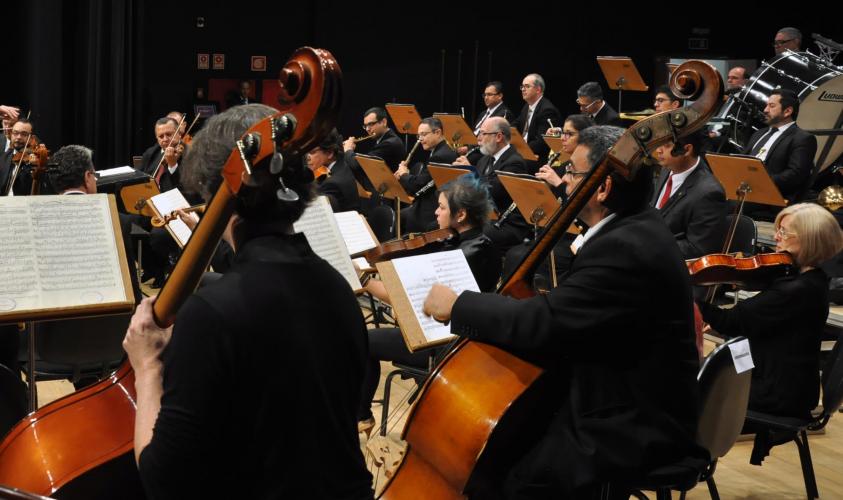 orquestra da uel se apresentando