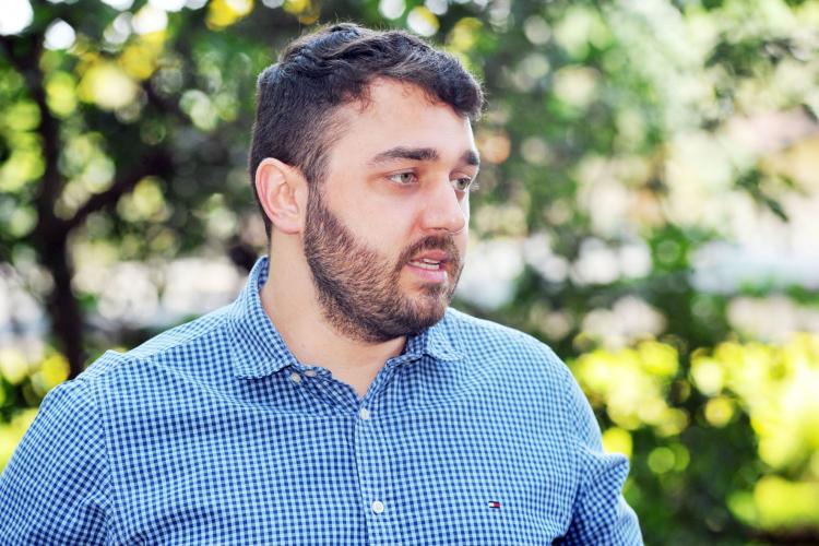 biólogo da UEL concedendo entrevista