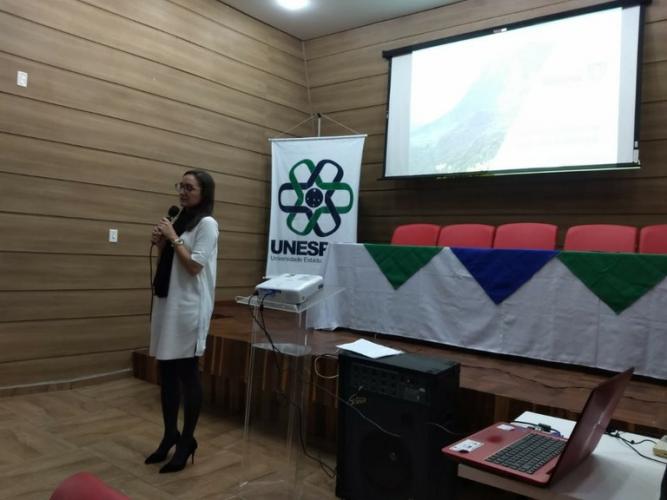 aluno apresentando trabalho