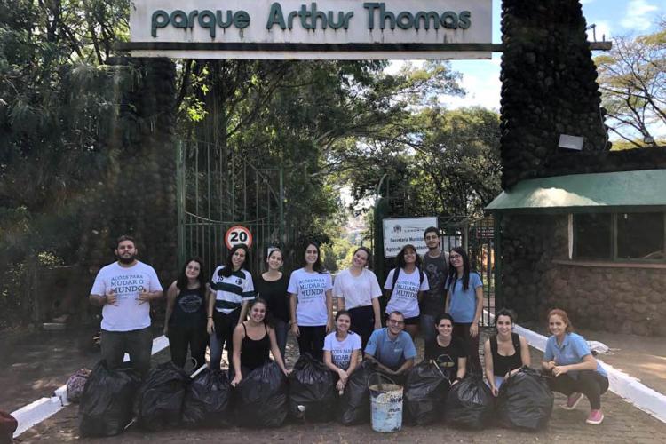 Alunos da UEL posam para foto