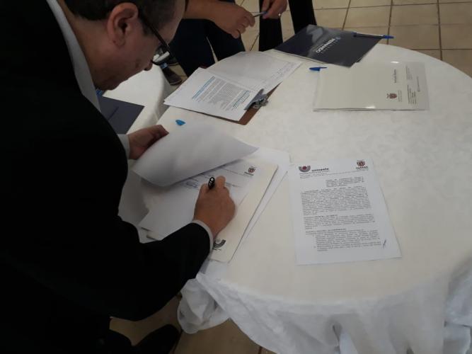 reitor assina documento