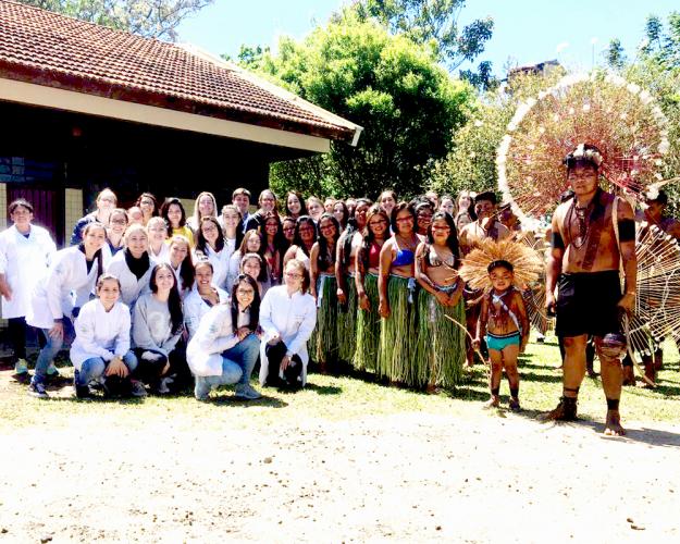 equipe de enfermagem ao lado da comunidade indígena