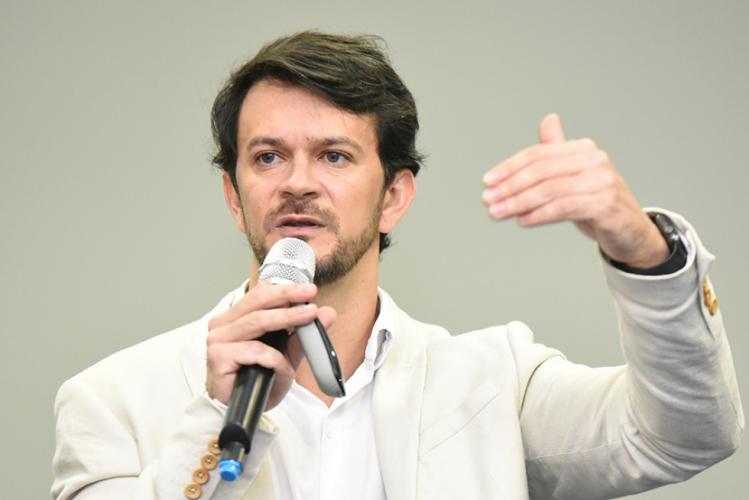 professor Fabrício José Jassi em palestra na UENP