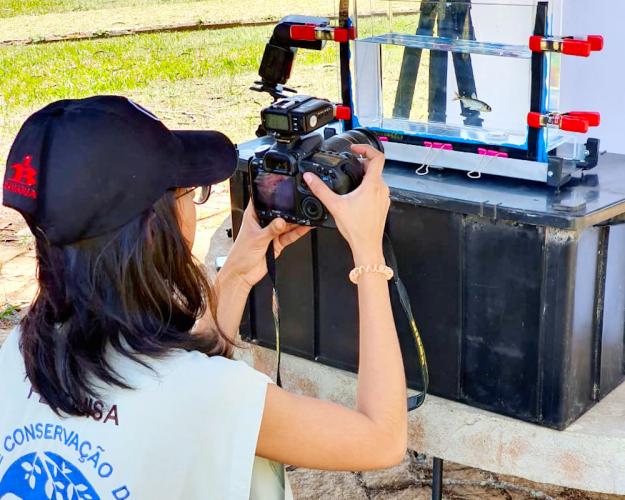 aluno fotografa ação do projeto