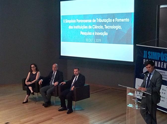 Palestrantes respondem as perguntas dos participantes