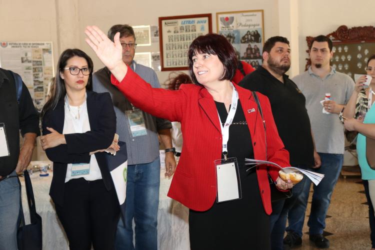 professora Irene com os alunos da Unioeste