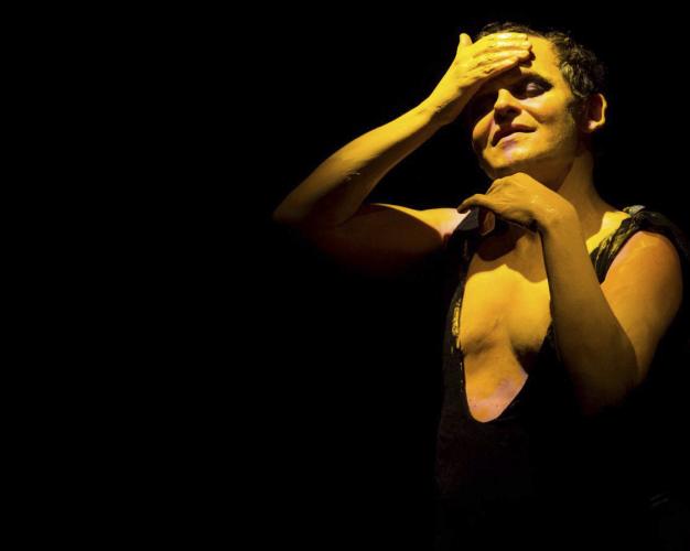 ator Matheus Nachtergaele durante peça