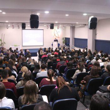 plateia acompanha palestra na Unicentro