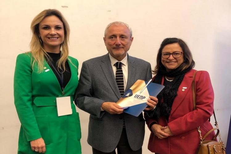 A reitora da Universidade Estadual do Norte do Paraná (UENP), Fátima Aparecida da Cruz Padoan, e a coordenadora de Relações Internacionais, Eliane Segati Rios Registro posam para foto