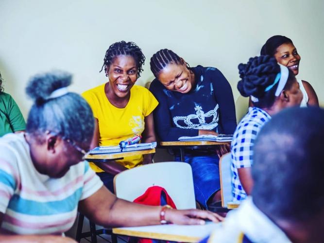 alunos dão risada na sala de aula