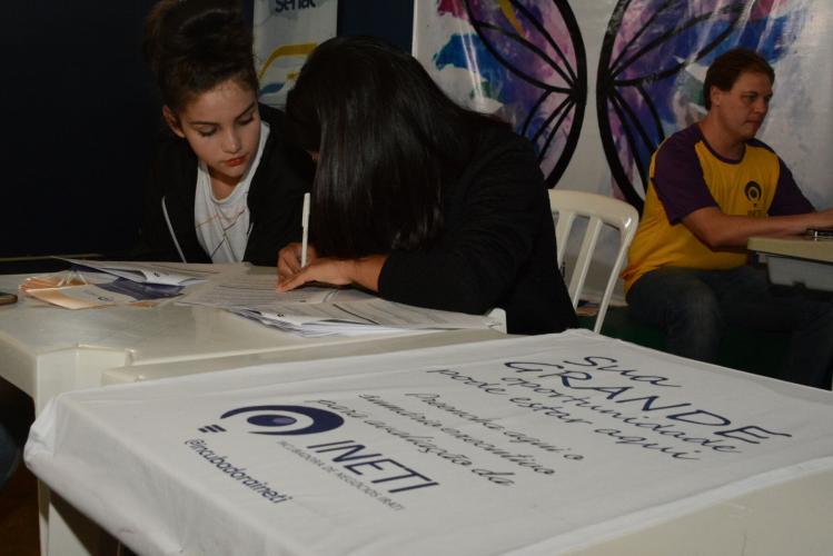 alunos participam de feira de empreendedorismo