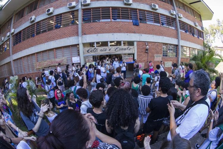 Apoiadores gritaram por “cotas já” antes do início da votação do CEP