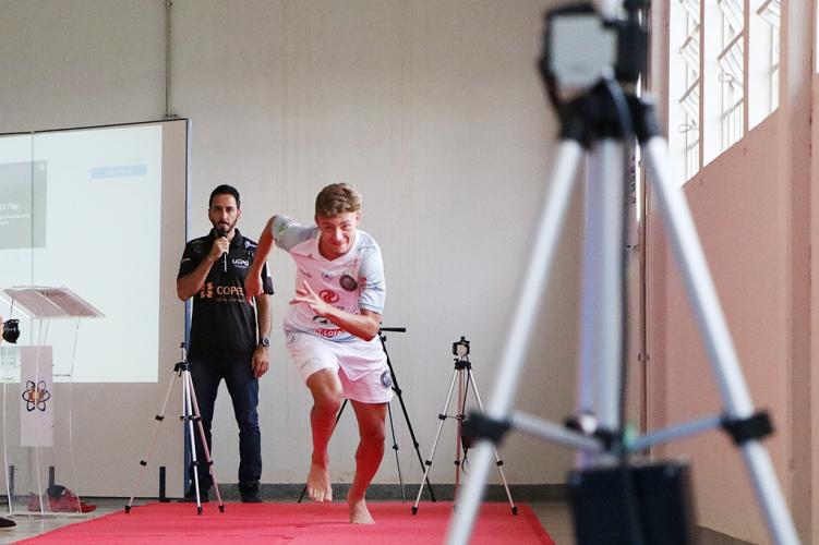 atleta corre em direção a câmera