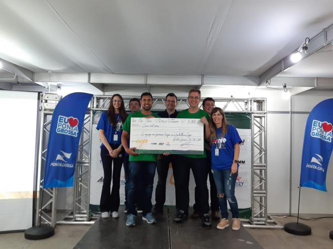 Etudantes de doutorado e de pós-doutorado do Programa de Pós-Graduação em Engenharia e Ciência de Materiais (PPGECM) da Universidade Estadual de Ponta Grossa (UEPG), Vinícius Carvalho e Jean Hoepfner, comemoram vitória e recebem premiação do Hackathon Agro 2019, no Centro de Eventos de Ponta Grossa.