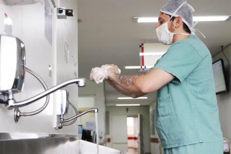 Médicos realizam procedimento cirúrgicos