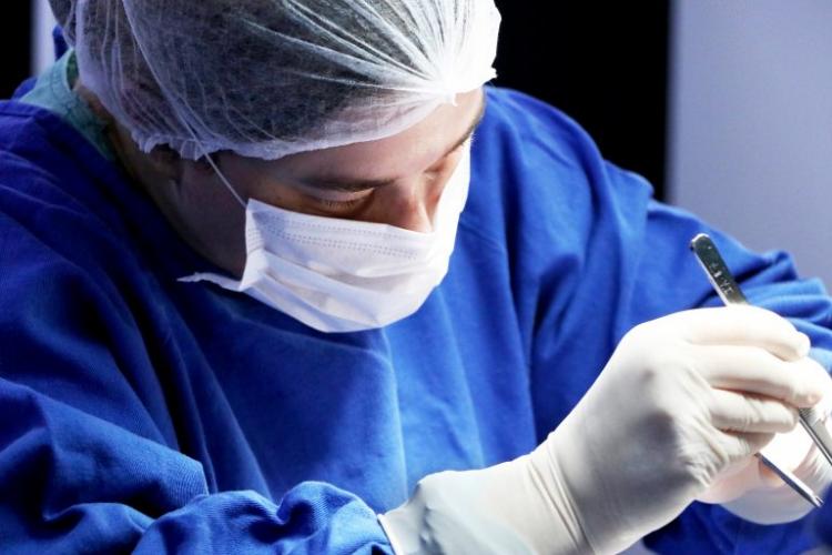 Médicos realizam procedimento cirúrgicos