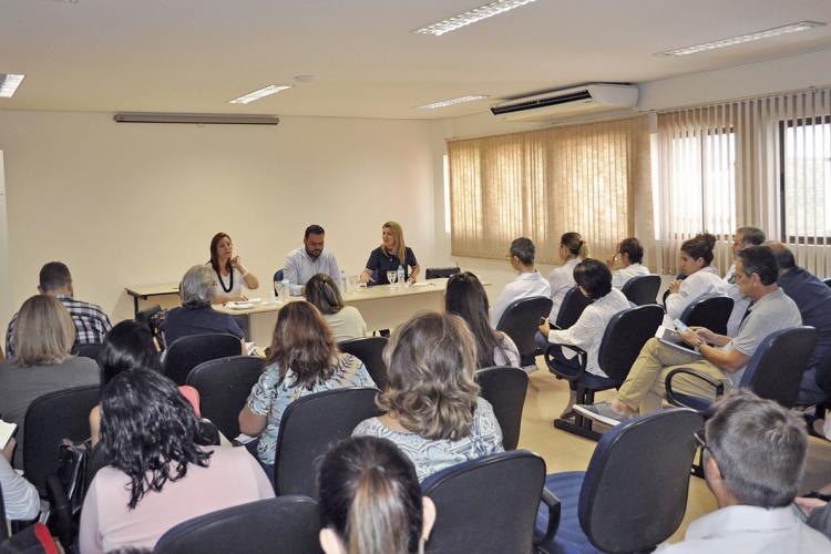 membros do HU UEL e da comunidade reunidos