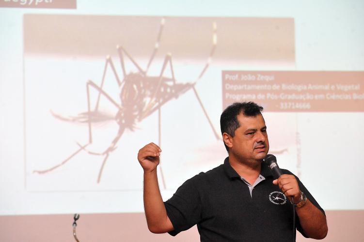 Professor e pesquisador João Zequi durante a oficina