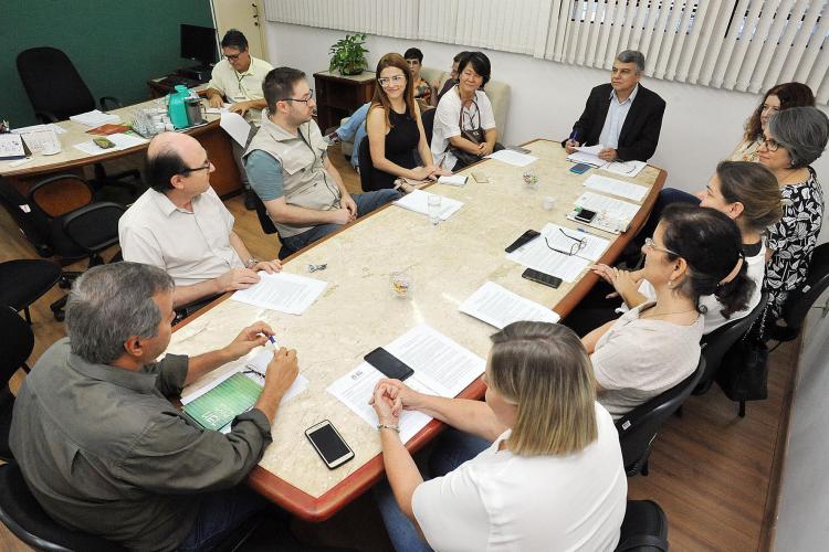 Reunião foi realizada nesta quinta-feira (12) e foi conduzida pelo vice-reitor da UEL, Décio Sabbatini