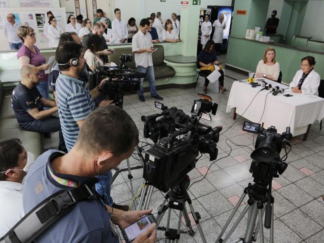 Coletiva de imprensa no saguão do HU/UEL(FOTO: HU/UEL)