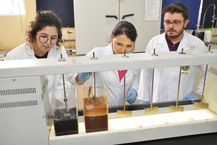 Os pesquisadores da UEL estão debruçados sobre o desafio de reduzir o lodo quando do tratamento do líquido