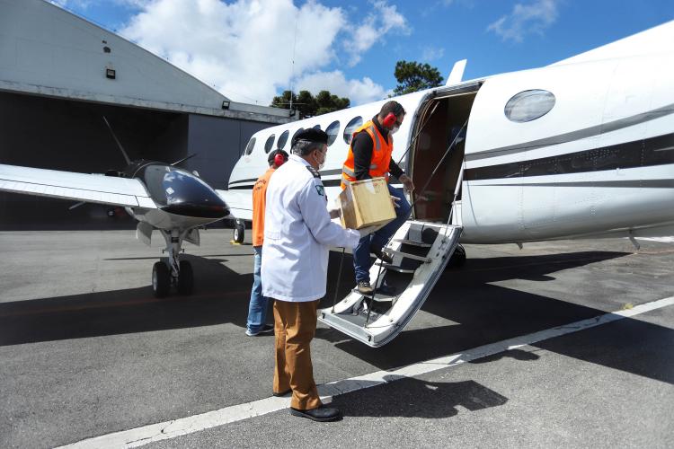Governo usa aeronaves para agilizar exames da Covid-19