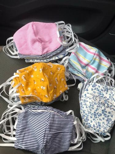 Estudantes de Administração, em Prudentópolis, costuram máscara para internos do Lar dos Idosos