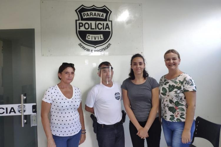 Professor e estudante da UEL representam projeto mundial de face shield