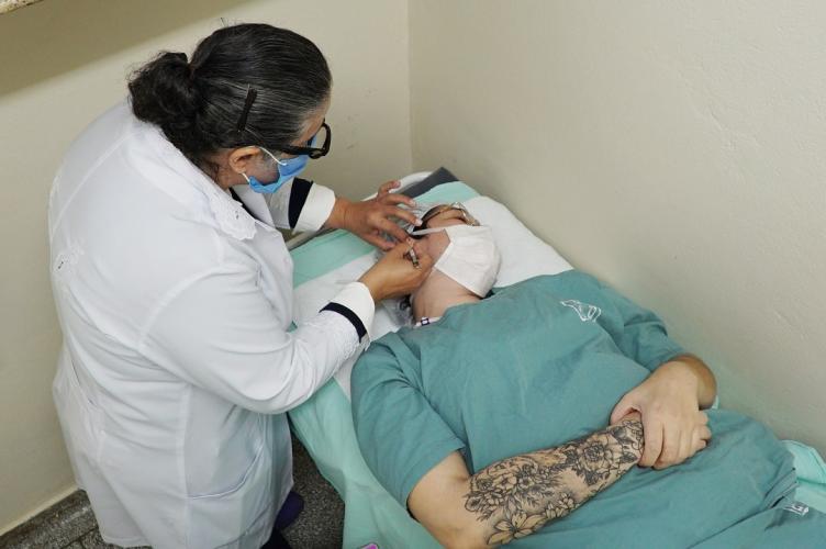 Servidores do HU/UEL recebem atendimento de auriculoterapia para fortalecer equilíbrio emocional