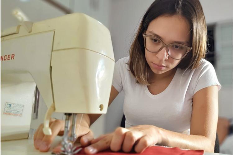 Projeto confecciona mais de 4 mil máscaras para comunidade