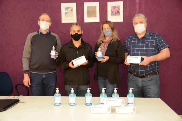 Unicentro repassa álcool 70% e máscaras cirúrgicas para agentes penitenciários