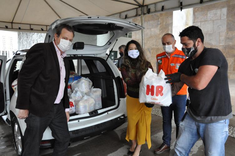 Seti entrega cestas básicas para a campanha Cesta Solidária Paraná