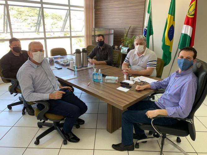 Unicentro repassa itens de proteção individual para prefeituras de Chopinzinho e Coronel Vivida