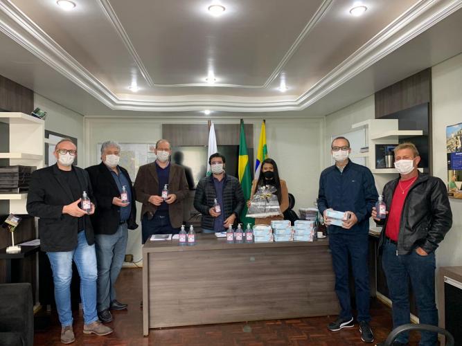 Unicentro entrega EPIs e álcool-gel para o município de Pitanga