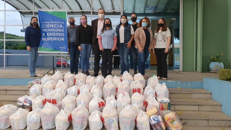 Seti entrega cestas básicas para a campanha Cesta Solidária Paraná