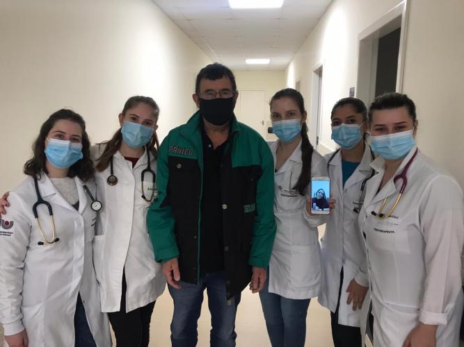 “Combustível para seguirmos”, diz médico sobre retorno de pacientes recuperados da Covid-19 no Huop