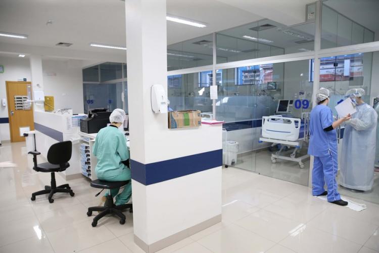 Profissionais em hospital do Paraná