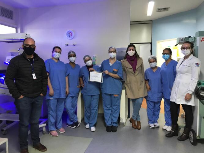 Parte da equipe do Hospital Universitário do Oeste do Paraná reunida