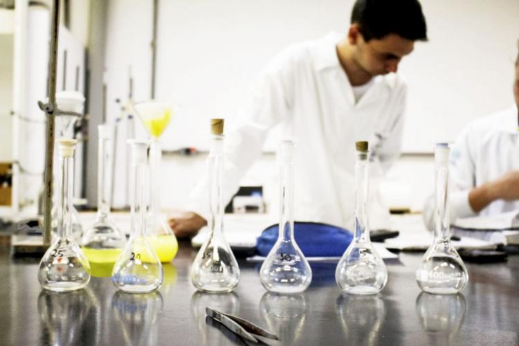 Desde o dia 20 de julho, a Universidade Estadual de Ponta Grossa (UEPG) retomou o calendário letivo através do modelo de ensino remoto. Em razão da pandemia da Covid-19, as atividades presenciais foram suspensas desde o dia 16 de março. Entre maio e julho, a UEPG esteve preparando a comunidade acadêmica para o formato de aulas remotas.