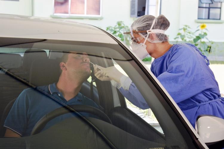 Pessoa fazendo teste de Covid