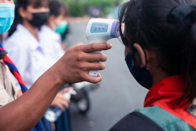 Moça medindo a temperatura