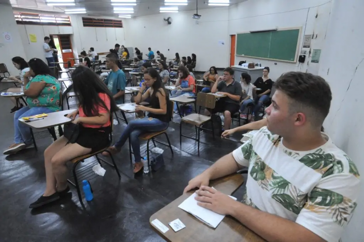 Alunos fazendo prova de vestibular