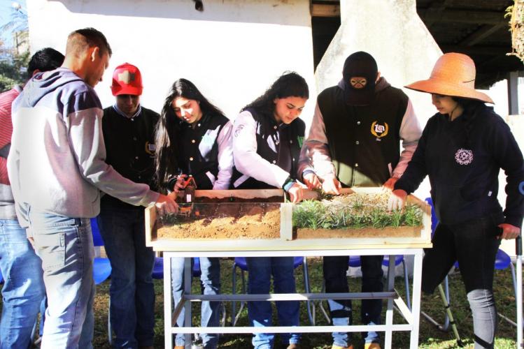 Alunos em colégio agrícola